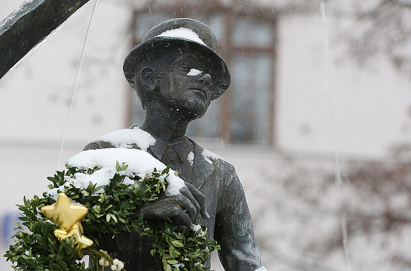 So sieht der Winter in München aus: die schneebedeckte Karl-Valentin-Statue am Viktualienmarkt.