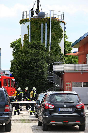 Bei einem Schreinereibetrieb geriet ein Holzspänesilo in Brand. Die Feuerwahr war mit Löschfahrzeugen vor Ort.