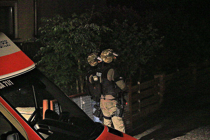 Ein bewaffneter Mann hielt den kleinen oberfränkischen Ort Reundorf am Sonntag in Atem - die Bilder vom SEK-Einsatz.