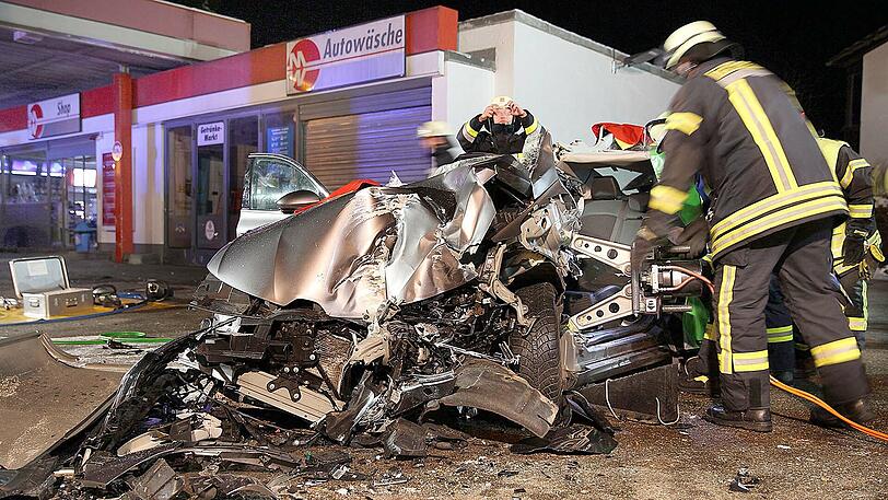Das Auto ist nach dem Unfall vollkommen zerstört, der Fahrer schwer verletzt. Die Bilder aus Traunreut.