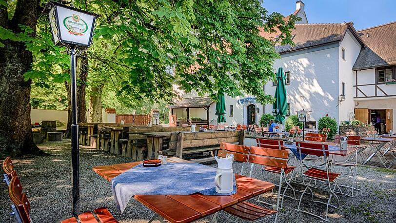 Der Biergarten des Ochsenwirts auf dem Landshuter Hofberg. Natürlich unter Kastanienbäumen.