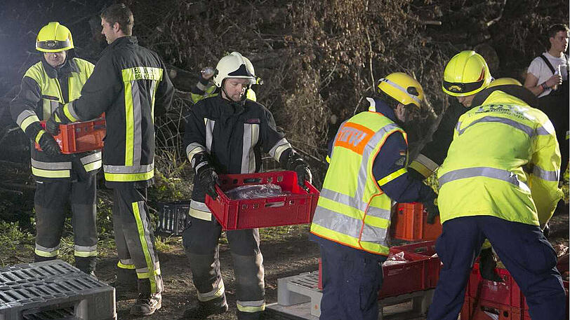 40 Tonnen schwerer Fleisch-Laster kippt um: A8 gesperrt - Bilder vom Bergungseinsatz.