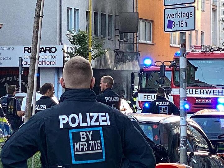 Einsatzkräfte der Polizei und Feuerwehr vor dem beschädigten Haus. Foto: Friedrich/vifogra/dpa