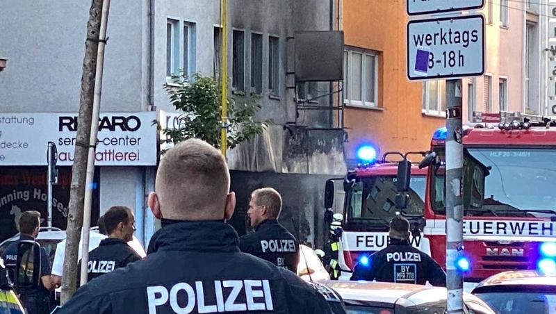 Einsatzkräfte der Polizei und Feuerwehr vor dem beschädigten Haus. Foto: Friedrich/vifogra/dpa