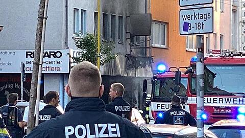 Einsatzkräfte der Polizei und Feuerwehr vor dem beschädigten Haus. Foto: Friedrich/vifogra/dpa