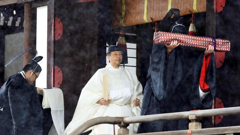 Nach dem Gebet verlässt Kaiser Naruhito den heiligen Schrein "Kashikodokoro". Nach dem Gebet verlässt Kaiser Naruhito den heiligen Schrein "Kashikodokoro".