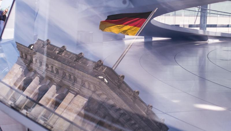 Eine Deutschland-Fahne spiegelt sich in der Kuppel des Reichstagsgebäudes. Eine Deutschland-Fahne spiegelt sich in der Kuppel des Reichstagsgebäudes.
