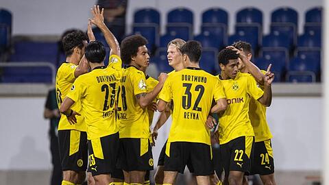 Die Dortmunder um Neuzugang Jude Bellingham (2.v.r.) haben ein junges Team.