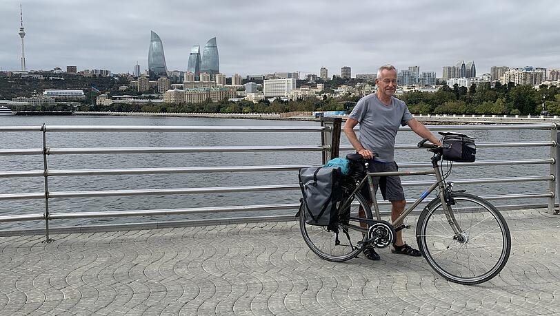 Endlich am Ziel: Peter Harnisch bei der Ankunft in der Metropole Baku auf der Meerespromenade mit den drei Flame Towers im Hintergrund.