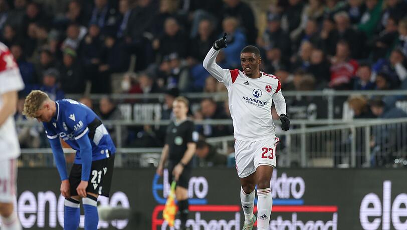 Nürnbergs Torschütze Kwadwo Duah (r) feiert seinen Treffer zum 2:1.
