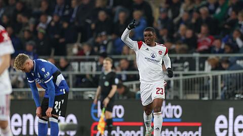 Nürnbergs Torschütze Kwadwo Duah (r) feiert seinen Treffer zum 2:1.