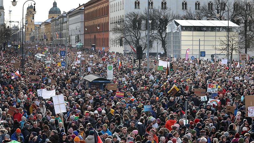 Menschen demonstrieren zwischen dem Siegestor und dem Odeonsplatz.