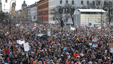 Menschen demonstrieren zwischen dem Siegestor und dem Odeonsplatz.