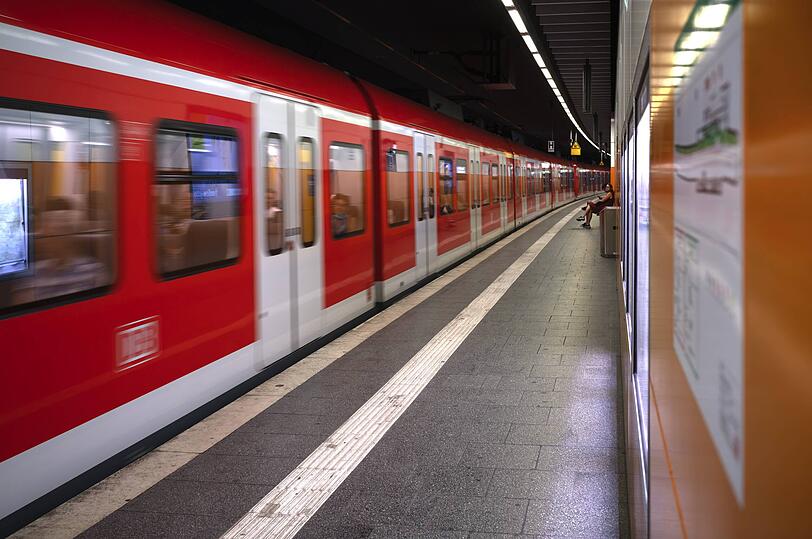 Eine S-Bahn steht in M&uuml;nchen am Gleis.
