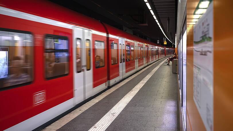 Eine S-Bahn steht in M&uuml;nchen am Gleis.