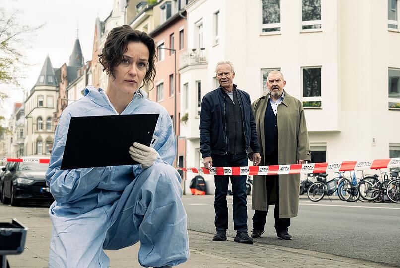 KTU-Fachkraft Natalie Förster (Tinka Fürst) untersucht den Tatort. Am Rand eines Kölner Stadtparks wurde ein Mann mit durchschnittener Kehle gefunden. Die Kommissare Max Ballauf (Klaus J. Behrendt) und Freddy Schenk (Dietmar Bär, rechts) ermitteln. KTU-Fachkraft Natalie Förster (Tinka Fürst) untersucht den Tatort. Am Rand eines Kölner Stadtparks wurde ein Mann mit durchschnittener Kehle gefunden. Die Kommissare Max Ballauf (Klaus J. Behrendt) und Freddy Schenk (Dietmar Bär, rechts) ermitteln.