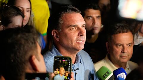 Pr&auml;sidentschaftskandidat Fl&aacute;vio Bolsonaro geht als Sieger der ersten Wahlrunde hervor.