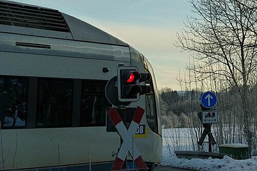 Weil er das rote Licht missachtete, kollidierte der Autofahrer aus München mit der BOB (Symbolbild).