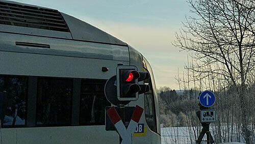 Weil er das rote Licht missachtete, kollidierte der Autofahrer aus München mit der BOB (Symbolbild). Weil er das rote Licht missachtete, kollidierte der Autofahrer aus München mit der BOB (Symbolbild).