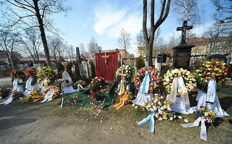Viele Kränze und Blumengebinde von Angehörigen, Freunden, Kollegen und Metzgern schmücken das Grab von Toni Weinfurtner.