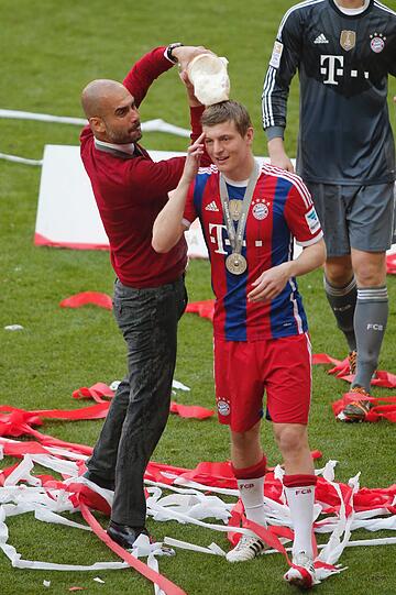 Seine erste Meisterschaft mit den Bayern: So ausgelassen feiert Pep. Die Bilder!
