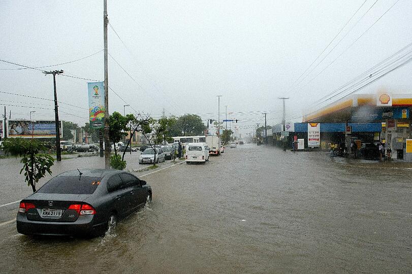 In Recife erwartet die USA und Deutschland eine Wasserschlacht. Die irren Regen-Bilder aus Recife!