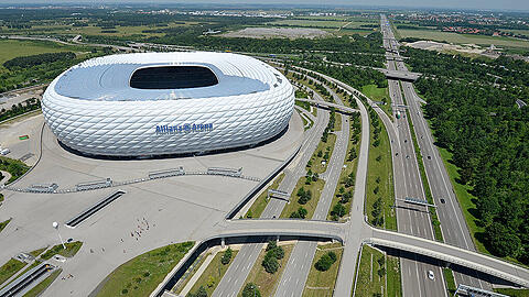 Das Stadion an der A9: Hier fuhr der Mann orientierungslos herum. Foto: dpa