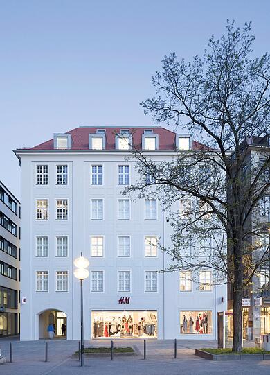 Unaufgeregt &bdquo;in die Umgebung eingefügt&ldquo; haben die Architekten Braun und Partner das Rückgebäude zu diesem Geschäftshaus an der Weinstraße 8.
