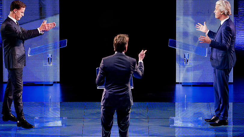 Ministerpräsident Mark Rutte und der Rechtspopulist Geert Wilders stellen sich in der TV-Debatte den Fragen von Journalisten.