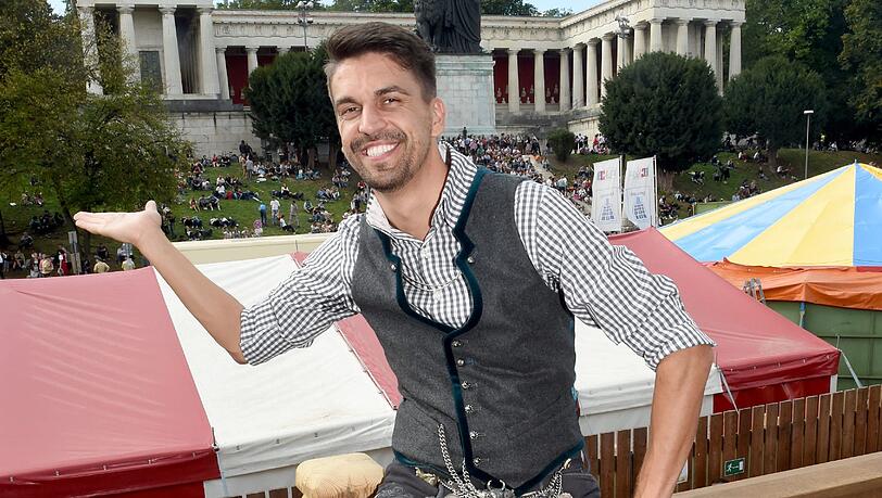 Fesch und fröhlich: Trachten-Designer Daniel Fendler posiert in Käfers Wiesn-Schänke. Fesch und fröhlich: Trachten-Designer Daniel Fendler posiert in Käfers Wiesn-Schänke.