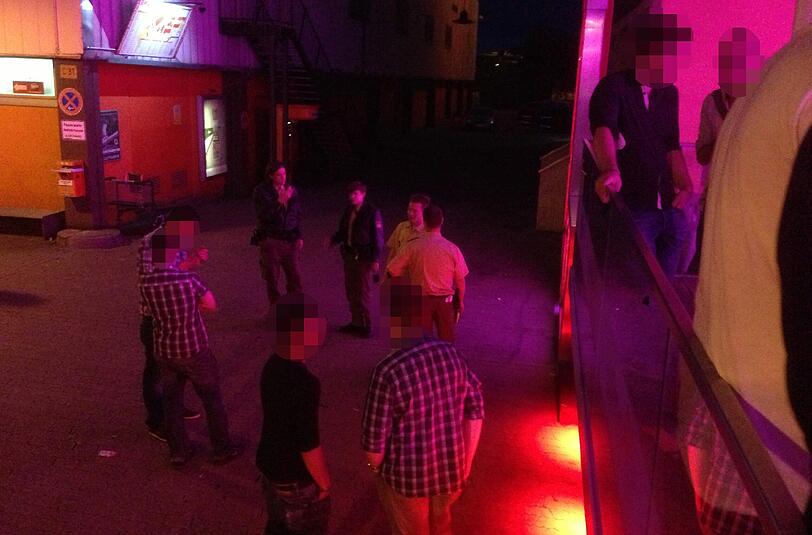 Einsatz im Feier-Viertel: Polizisten befragen am frühen Mittwochmorgen Männer vor dem &bdquo;Willenlos&ldquo; in der Kultfabrik - dabei werden die Männer auch fotografiert.