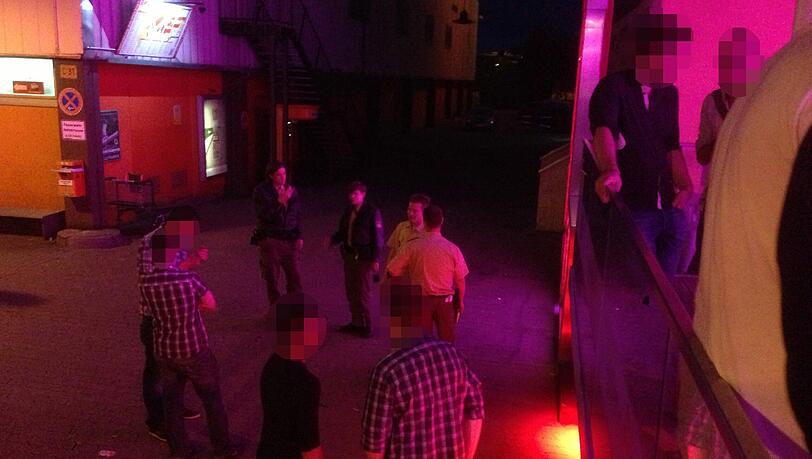 Einsatz im Feier-Viertel: Polizisten befragen am frühen Mittwochmorgen Männer vor dem „Willenlos“ in der Kultfabrik - dabei werden die Männer auch fotografiert. Einsatz im Feier-Viertel: Polizisten befragen am frühen Mittwochmorgen Männer vor dem „Willenlos“ in der Kultfabrik - dabei werden die Männer auch fotografiert.