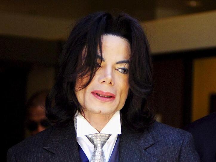 Michael Jackson starb 2009 an einer Vergiftung durch das Narkosemittel Propofol. Der "King of Pop" klagte zuvor über Schlafprobleme. Sein Leibarzt Conrad Murray wurde wegen fahrlässiger Tötung zu vier Jahren Haft verurteilt.