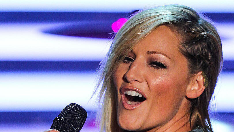Weiß ihre Haare perfekt in Szene zu setzen: Helene Fischer in der TV-Show "Willkommen bei Carmen Nebel" Weiß ihre Haare perfekt in Szene zu setzen: Helene Fischer in der TV-Show "Willkommen bei Carmen Nebel"