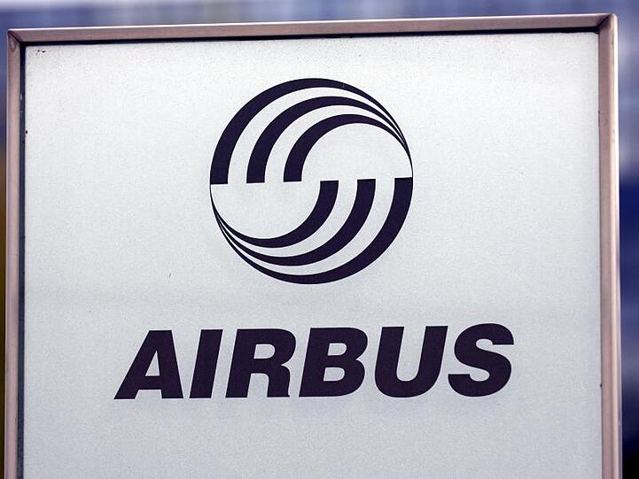 Das Logo von Airbus. Foto: Maurizio Gambarini/Archivbild