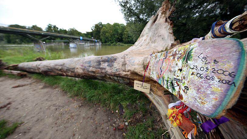 Familie und Freunde des Jungen haben einen Gedenkort an der Marienklausenbrücke gestaltet. Familie und Freunde des Jungen haben einen Gedenkort an der Marienklausenbrücke gestaltet.