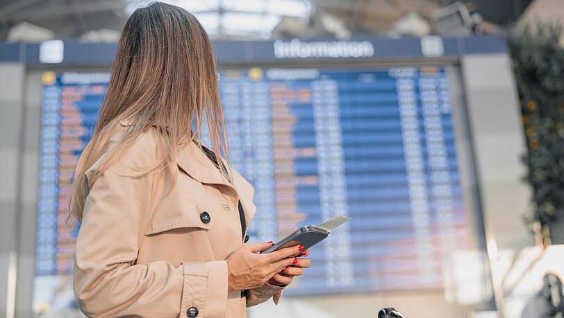 Mit der richtiger App kann man bei Flügen echte Schnäppchen schießen.