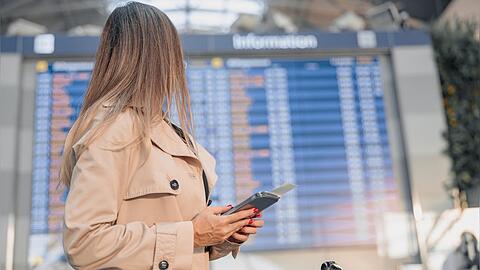 Mit der richtiger App kann man bei Flügen echte Schnäppchen schießen.