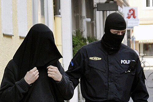 Die Polizei führt einen mutmaßlichen Islamisten ab - dieser aber durfte nach wenigen Stunden wieder gehen. Zwei andere durften erst am Montag wieder heim.