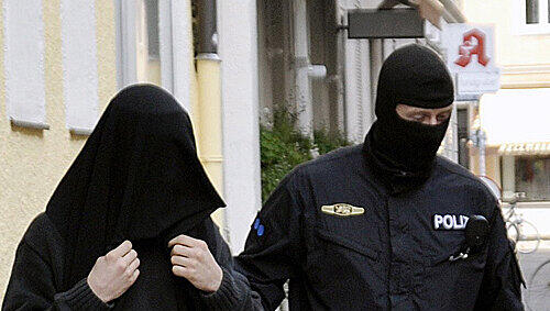 Die Polizei führt einen mutmaßlichen Islamisten ab - dieser aber durfte nach wenigen Stunden wieder gehen. Zwei andere durften erst am Montag wieder heim. Die Polizei führt einen mutmaßlichen Islamisten ab - dieser aber durfte nach wenigen Stunden wieder gehen. Zwei andere durften erst am Montag wieder heim.