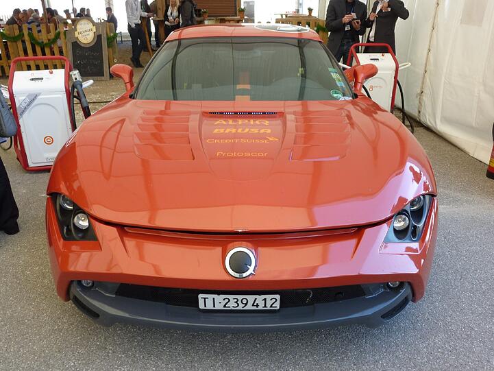 in echter Elektro-Supersportler ist der Lampo3. Er schafft dank dreier E-Motoren mit stolzen 550 PS eine Spitze von 220 km/h und sprintet in 4,5 Sekunden auf 100. Einen Tester erinnerte das Heulen des Antriebs an &bdquo;Star-Wars-Raumschiffe im Kino&ldquo;. Reichweite: 200 Kilometer.