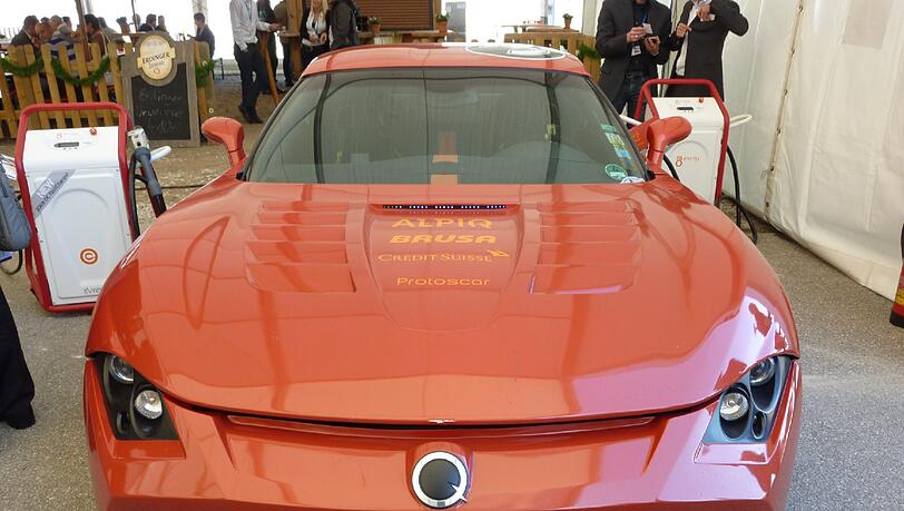 in echter Elektro-Supersportler ist der Lampo3. Er schafft dank dreier E-Motoren mit stolzen 550 PS eine Spitze von 220 km/h und sprintet in 4,5 Sekunden auf 100. Einen Tester erinnerte das Heulen des Antriebs an „Star-Wars-Raumschiffe im Kino“. Reichweite: 200 Kilometer. in echter Elektro-Supersportler ist der Lampo3. Er schafft dank dreier E-Motoren mit stolzen 550 PS eine Spitze von 220 km/h und sprintet in 4,5 Sekunden auf 100. Einen Tester erinnerte das Heulen des Antriebs an „Star-Wars-Raumschiffe im Kino“. Reichweite: 200 Kilometer.