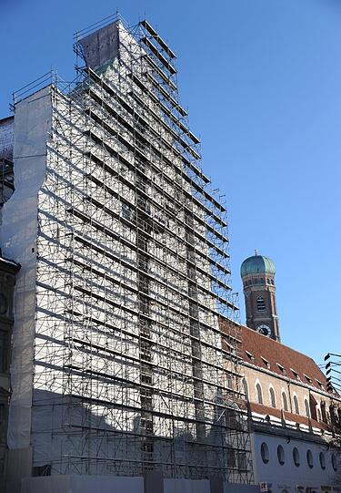 Noch ist nur wenig zu sehen: In den kommenden Wochen soll das Gerüst der Michaelskirche abgebaut werden.