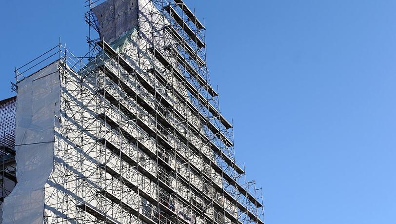 Noch ist nur wenig zu sehen: In den kommenden Wochen soll das Gerüst der Michaelskirche abgebaut werden.