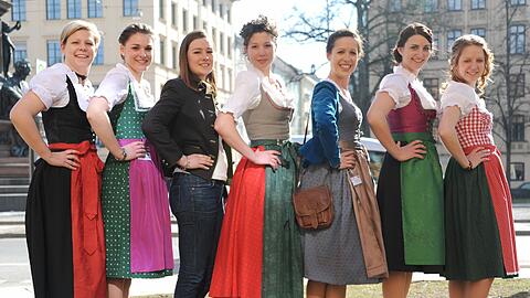 Wollen Bayerische Bierkönigin 2013 werden (v. l.): Clarissa Haller, Veronika Huber, Sophie Wurm, Maria Krieger,  Eva Maria Karl, Sabrina Lang und Daniela Prestele.