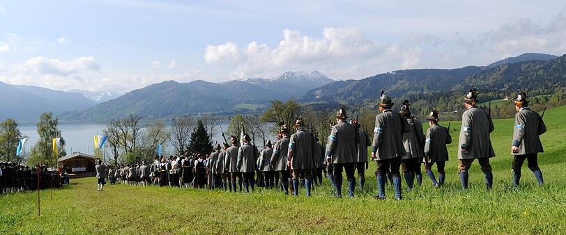 In Gmund a. Tegernsee zogen sie unter weiß-blauem Himmel in langer Prozession zur Festwiese