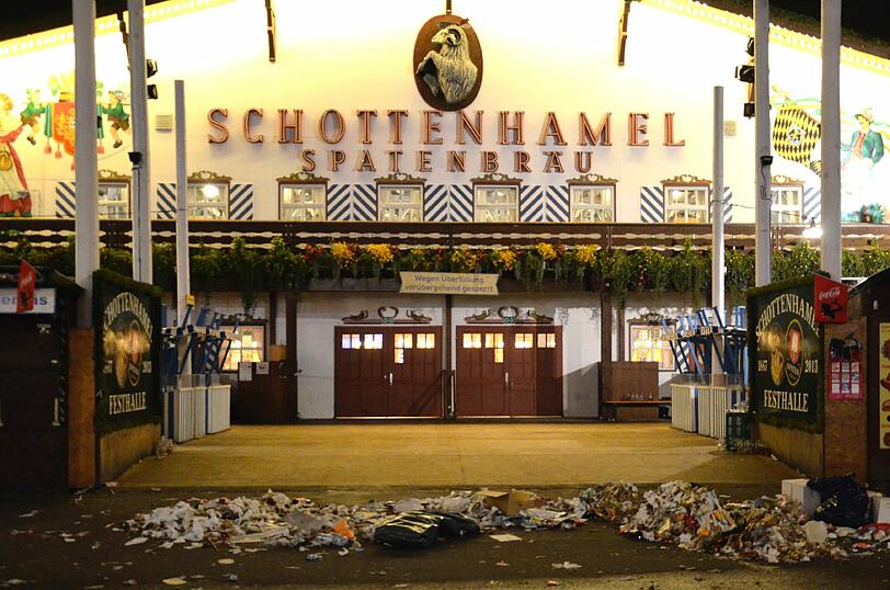 Das Schild &bdquo;Wegen Überfüllung geschlossen&ldquo; hängt auch noch mitten in der Nacht am Schottenhamel-Zelt.