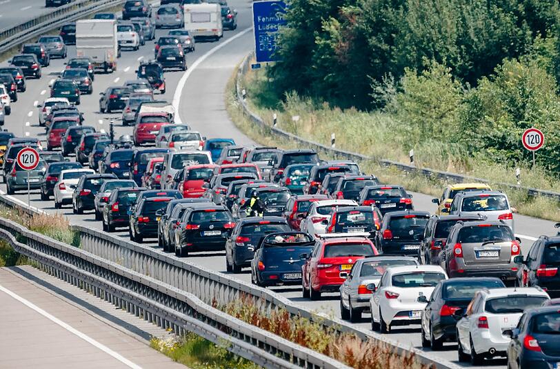 Hier ist Geduld gefragt: "Wir gehen davon aus, dass es das staureichste Wochenende des Jahres wird". Foto: Markus Scholz/Archiv