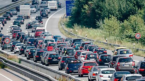 Hier ist Geduld gefragt: "Wir gehen davon aus, dass es das staureichste Wochenende des Jahres wird". Foto: Markus Scholz/Archiv