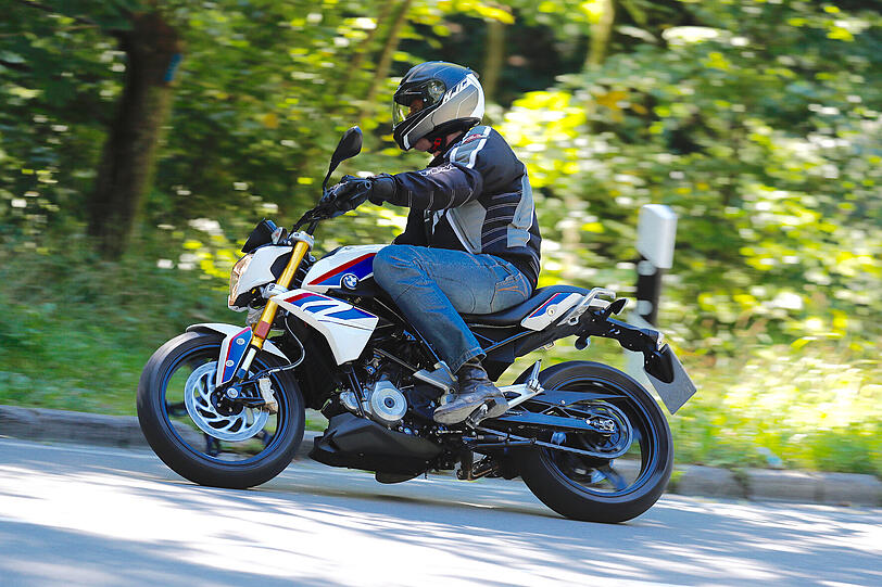 Das Fahrwerk der G 310 R gibt sich selbst bei forscher Fahrweise angenehm neutral.